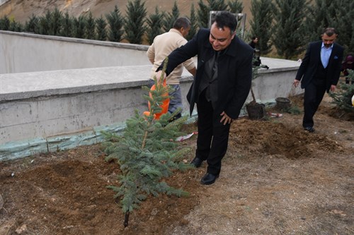 YOZGAT ŞEHİR HASTANESİNDE 500 FİDAN TOPRAKLA BULUŞTURULDU 